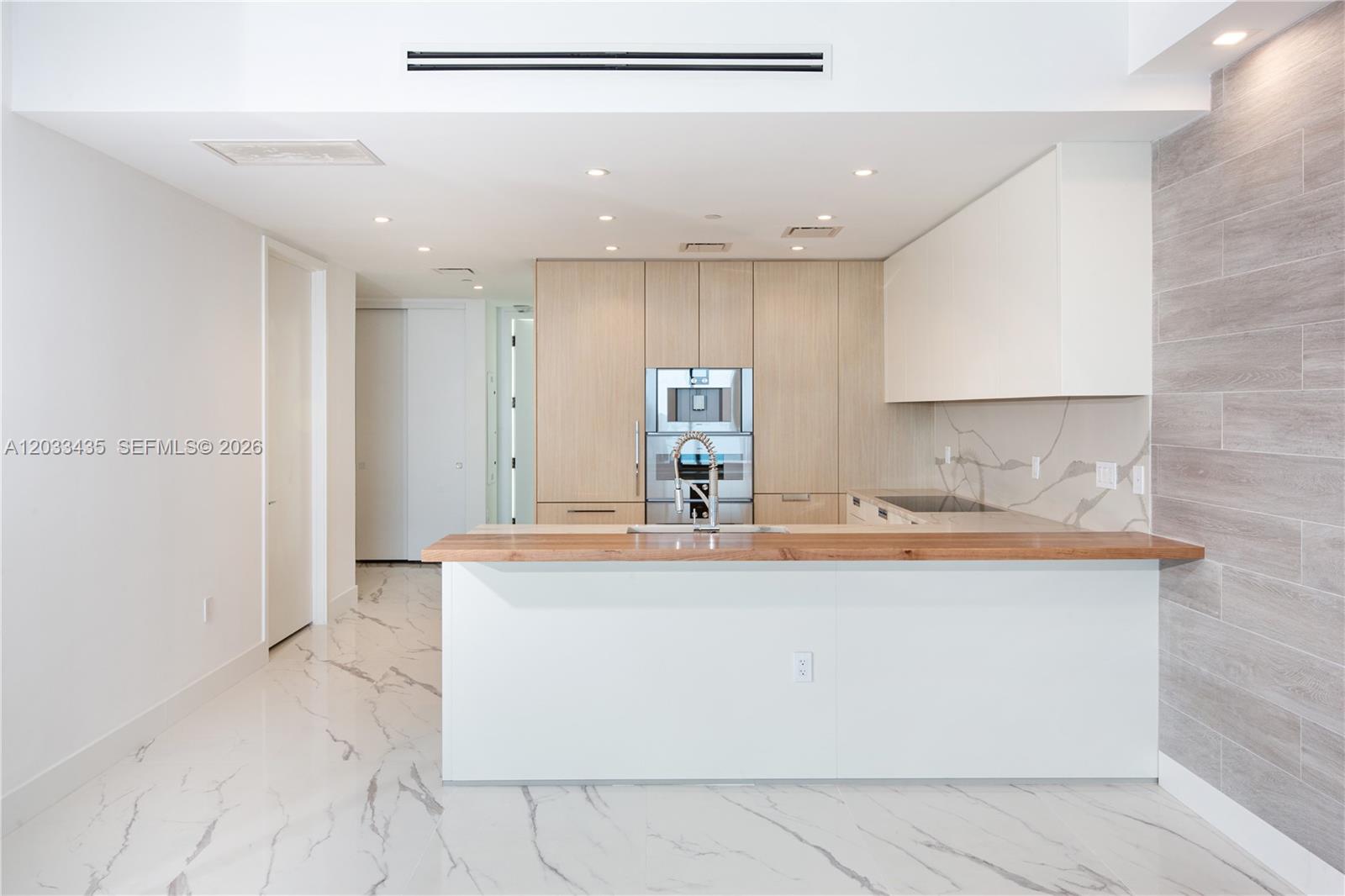 1403 2 / 3 1447 sq. ft. $ 2026-06-08 0 foto