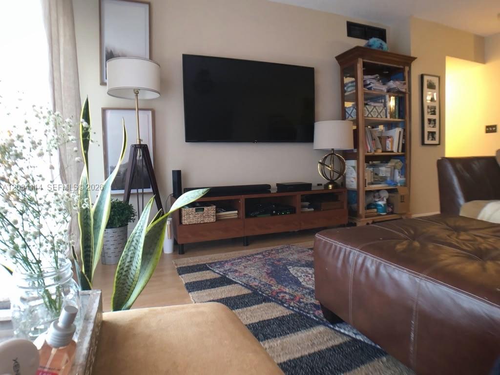 Ver detalles 11K 2 / 2 1171 sq. ft. $ 2026-06-09 0 foto