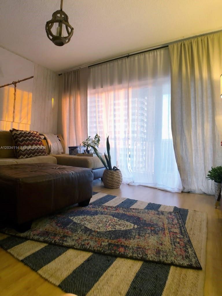 Ver detalles 11K 2 / 2 1171 sq. ft. $ 2026-06-09 0 foto