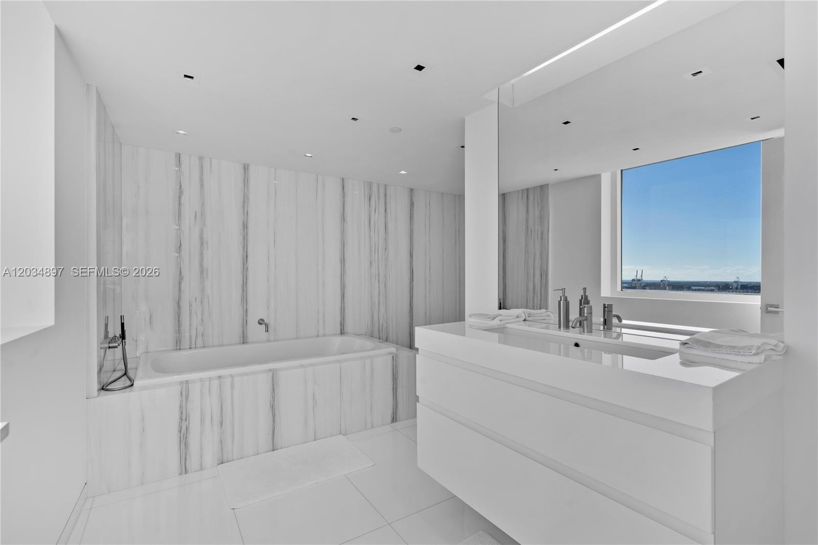 PH04 3 / 4 4750 sq. ft. $ 2026-06-10 0 foto
