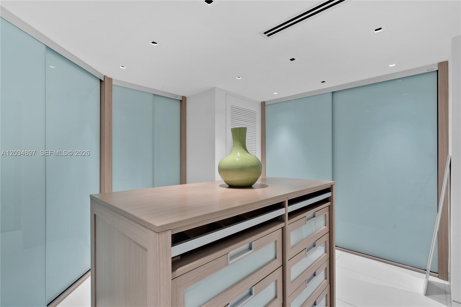 PH04 3 / 4 4750 sq. ft. $ 2026-06-10 0 foto
