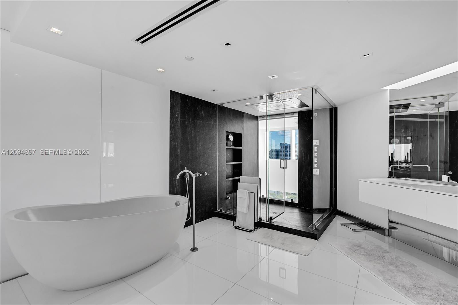 PH04 3 / 4 4750 sq. ft. $ 2026-06-10 0 foto