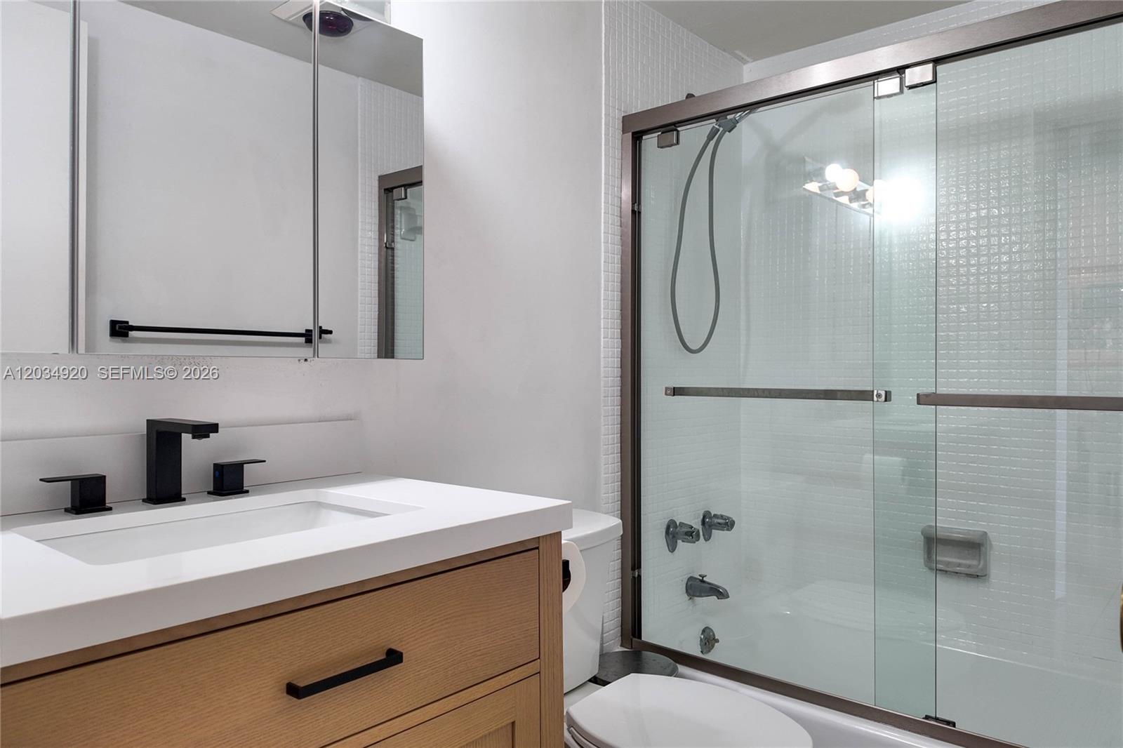 Ver detalles 5B 1 / 2 870 sq. ft. $ 2026-06-10 0 foto