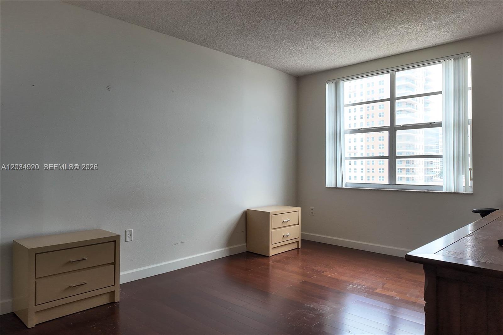 Ver detalles 5B 1 / 2 870 sq. ft. $ 2026-06-10 0 foto