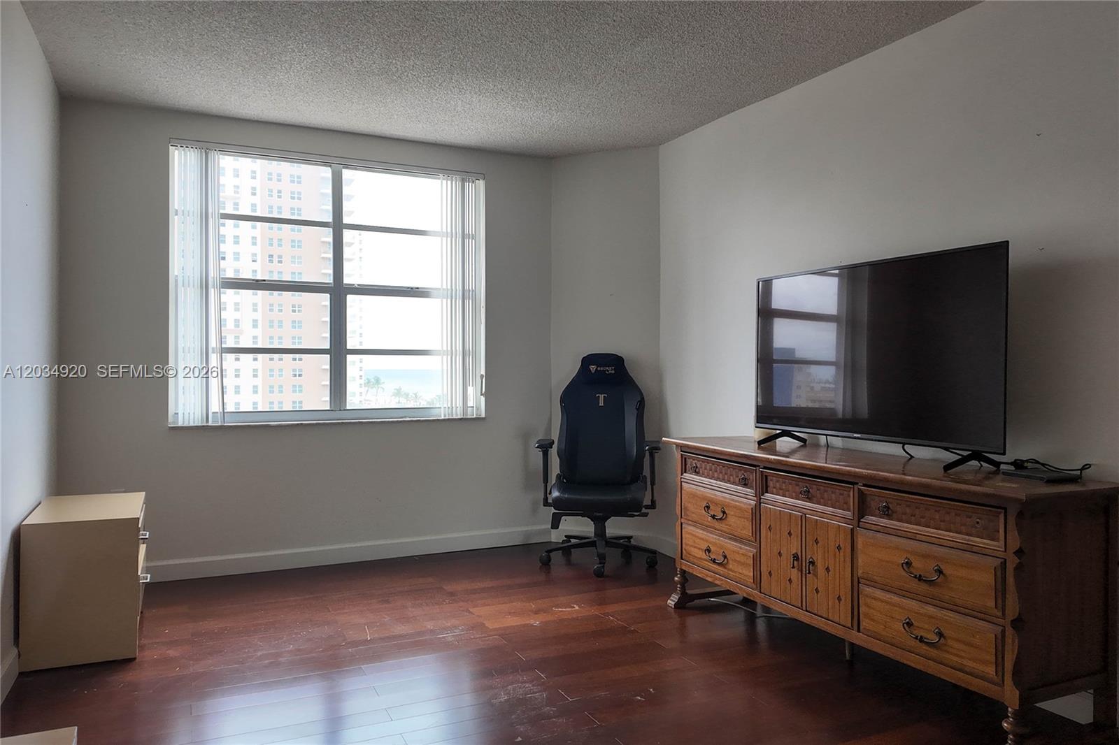 Ver detalles 5B 1 / 2 870 sq. ft. $ 2026-06-10 0 foto