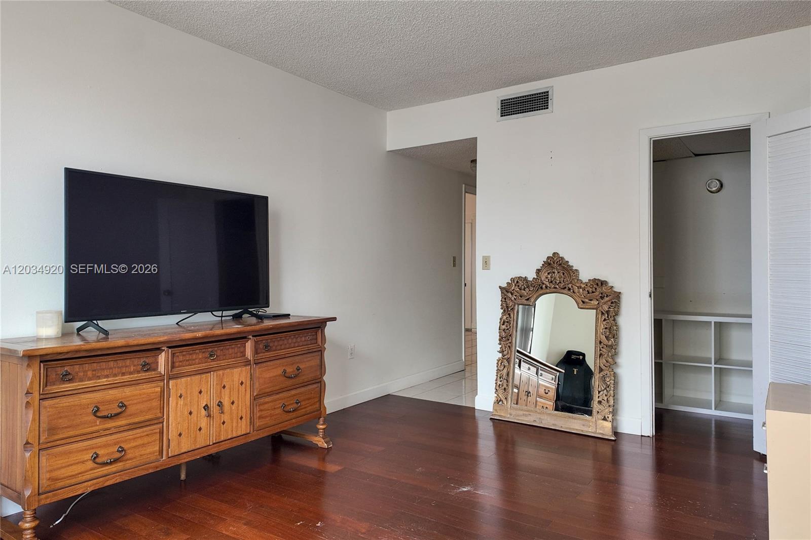 Ver detalles 5B 1 / 2 870 sq. ft. $ 2026-06-10 0 foto