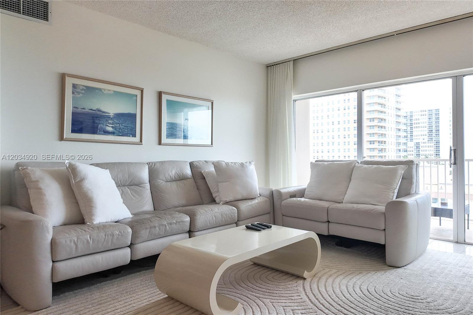 Ver detalles 5B 1 / 2 870 sq. ft. $ 2026-06-10 0 foto