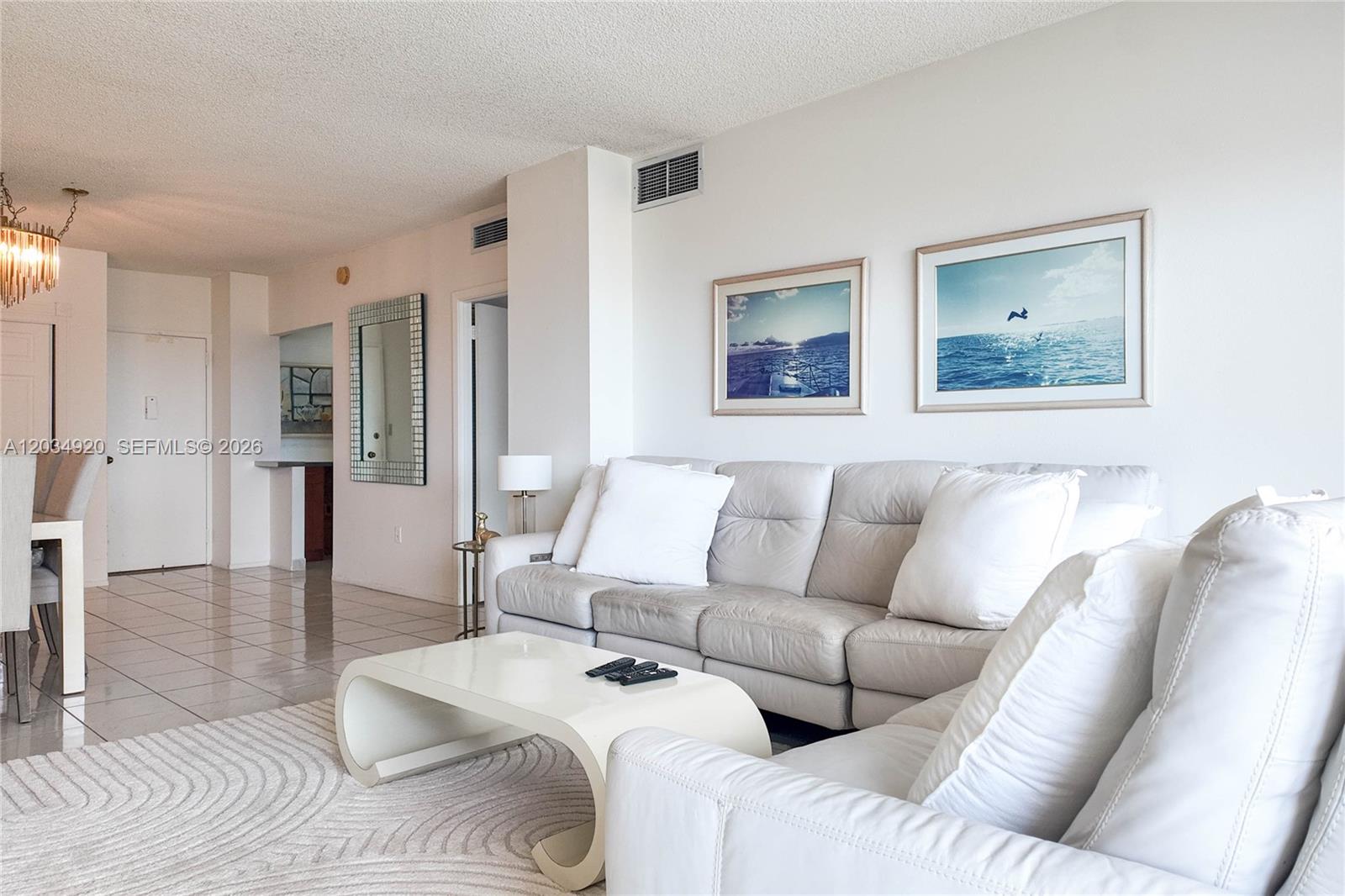 Ver detalles 5B 1 / 2 870 sq. ft. $ 2026-06-10 0 foto