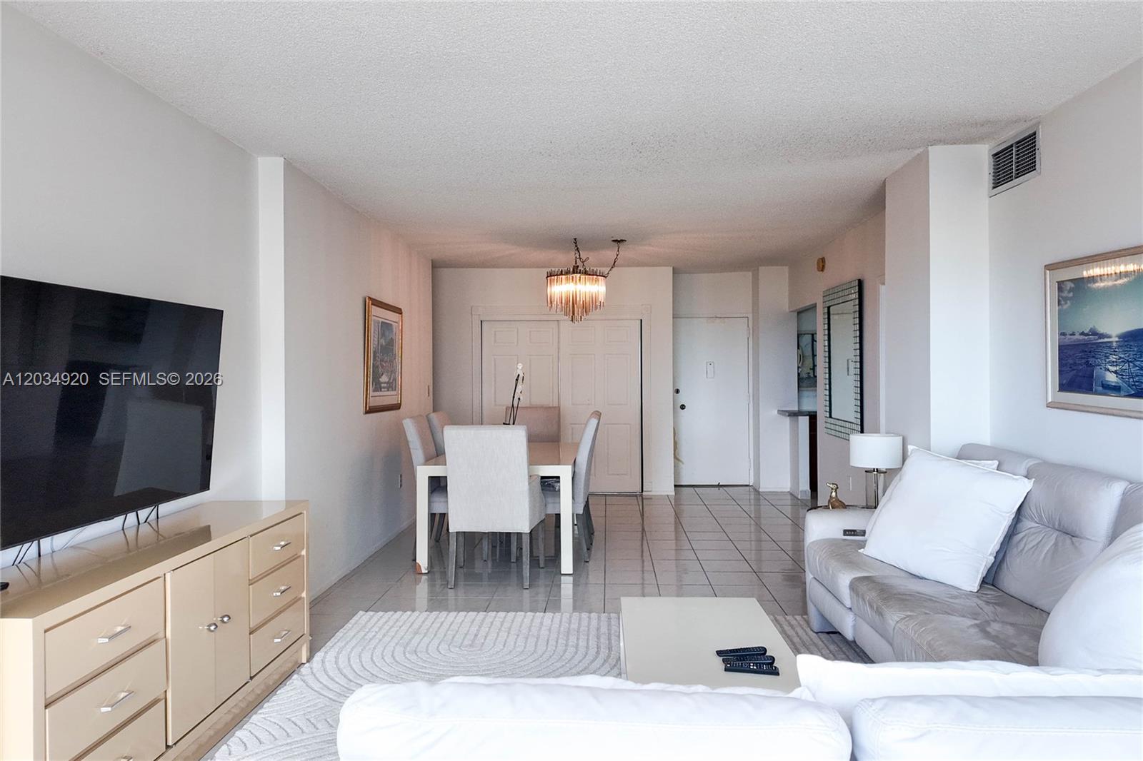 Ver detalles 5B 1 / 2 870 sq. ft. $ 2026-06-10 0 foto