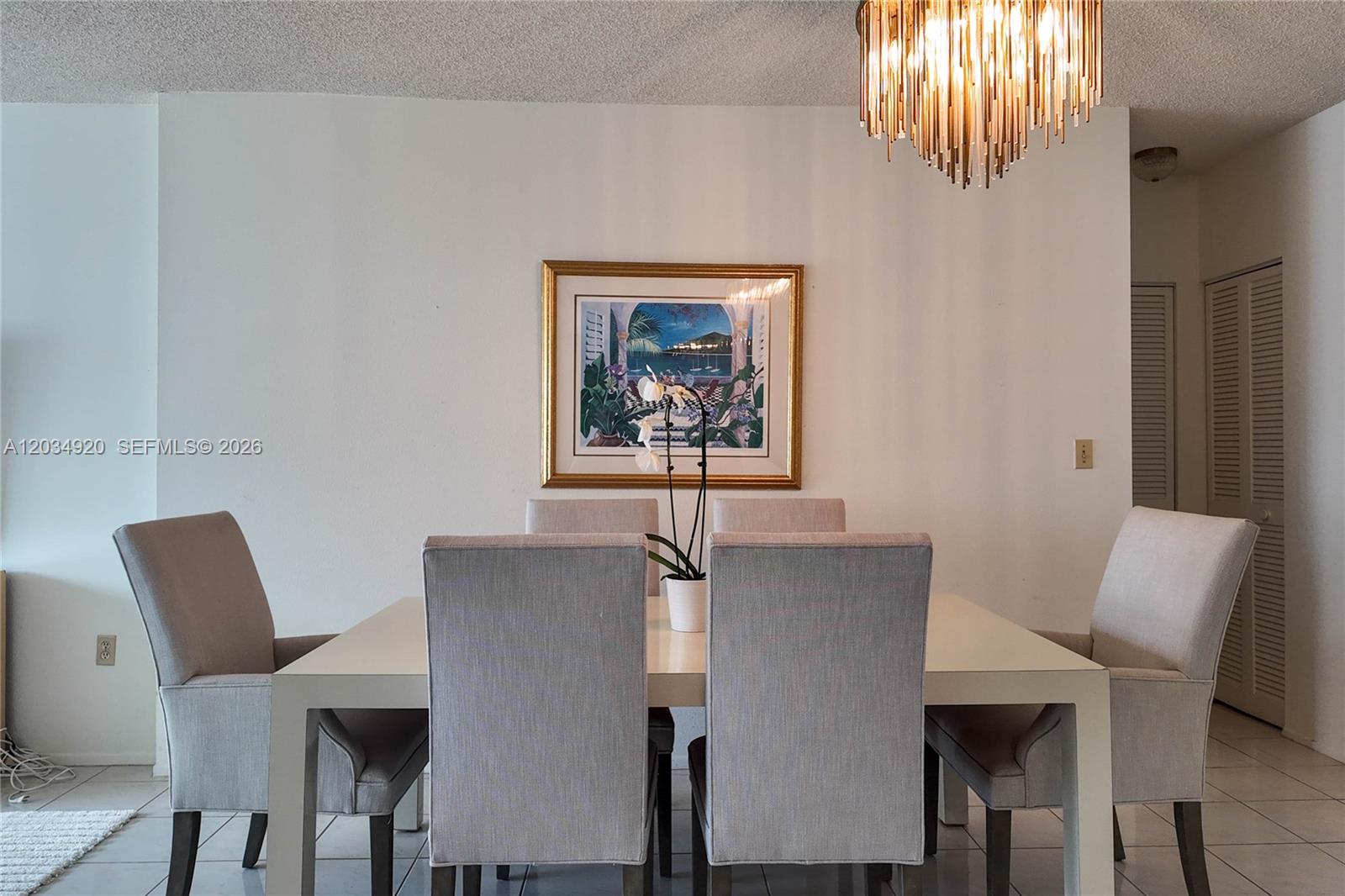 Ver detalles 5B 1 / 2 870 sq. ft. $ 2026-06-10 0 foto