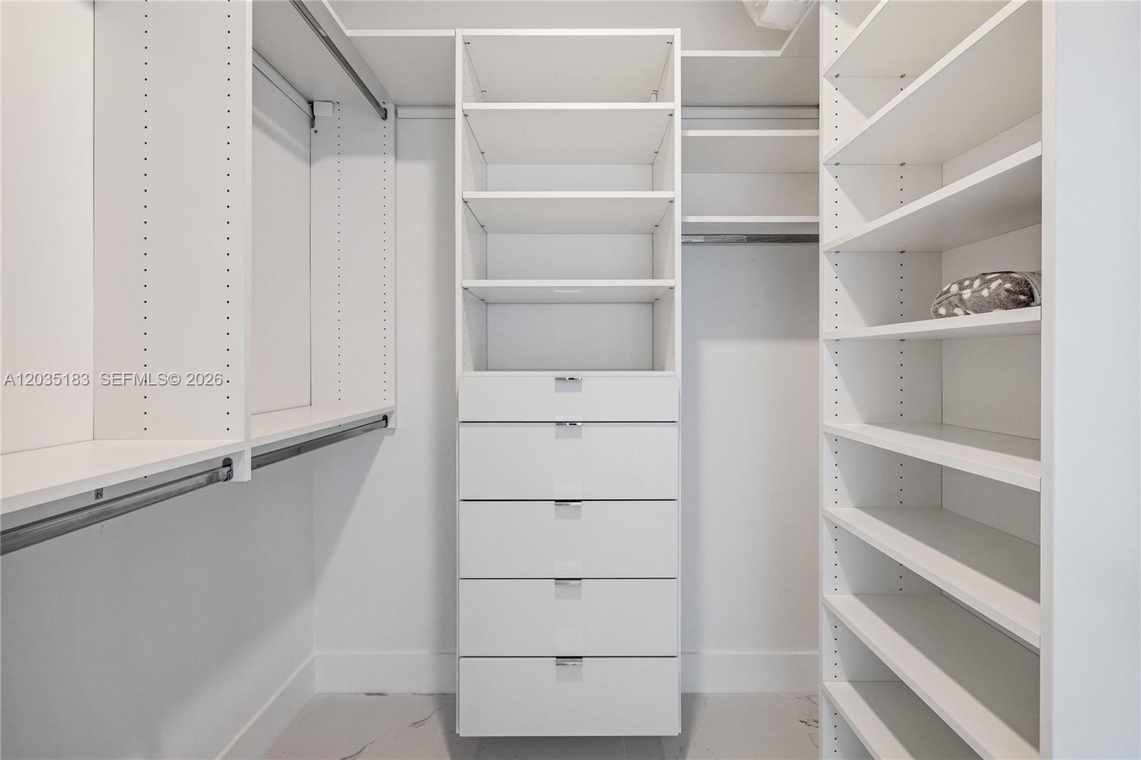 See details 5-506 3 / 4 2726 sq. ft. $ 2026-06-11 0 Photo