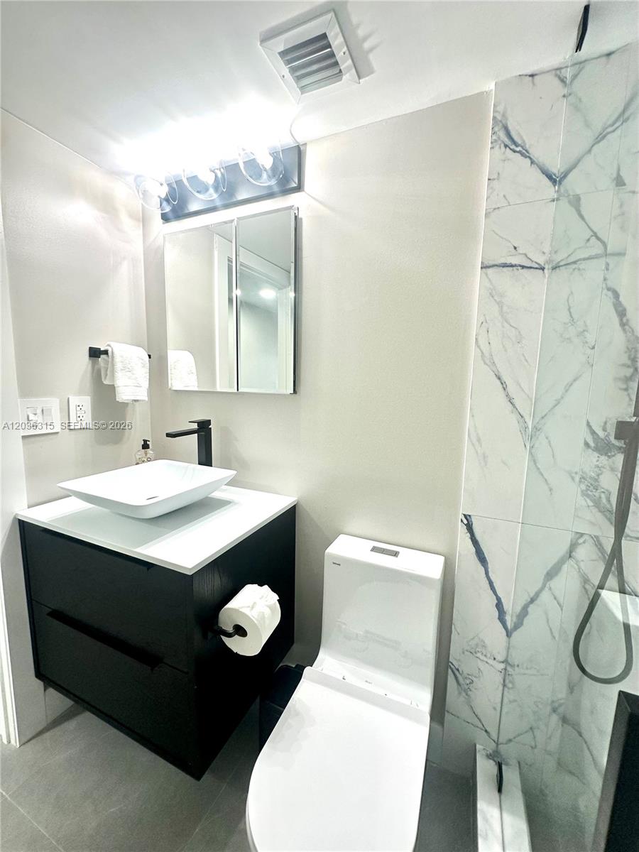 Ver detalles 8D 2 / 2 870 sq. ft. $ 2026-06-12 0 foto