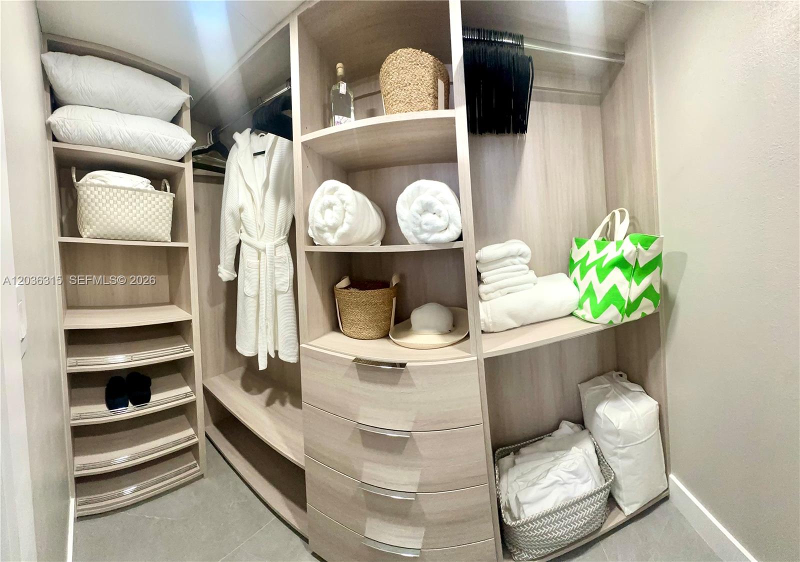 Ver detalles 8D 2 / 2 870 sq. ft. $ 2026-06-12 0 foto