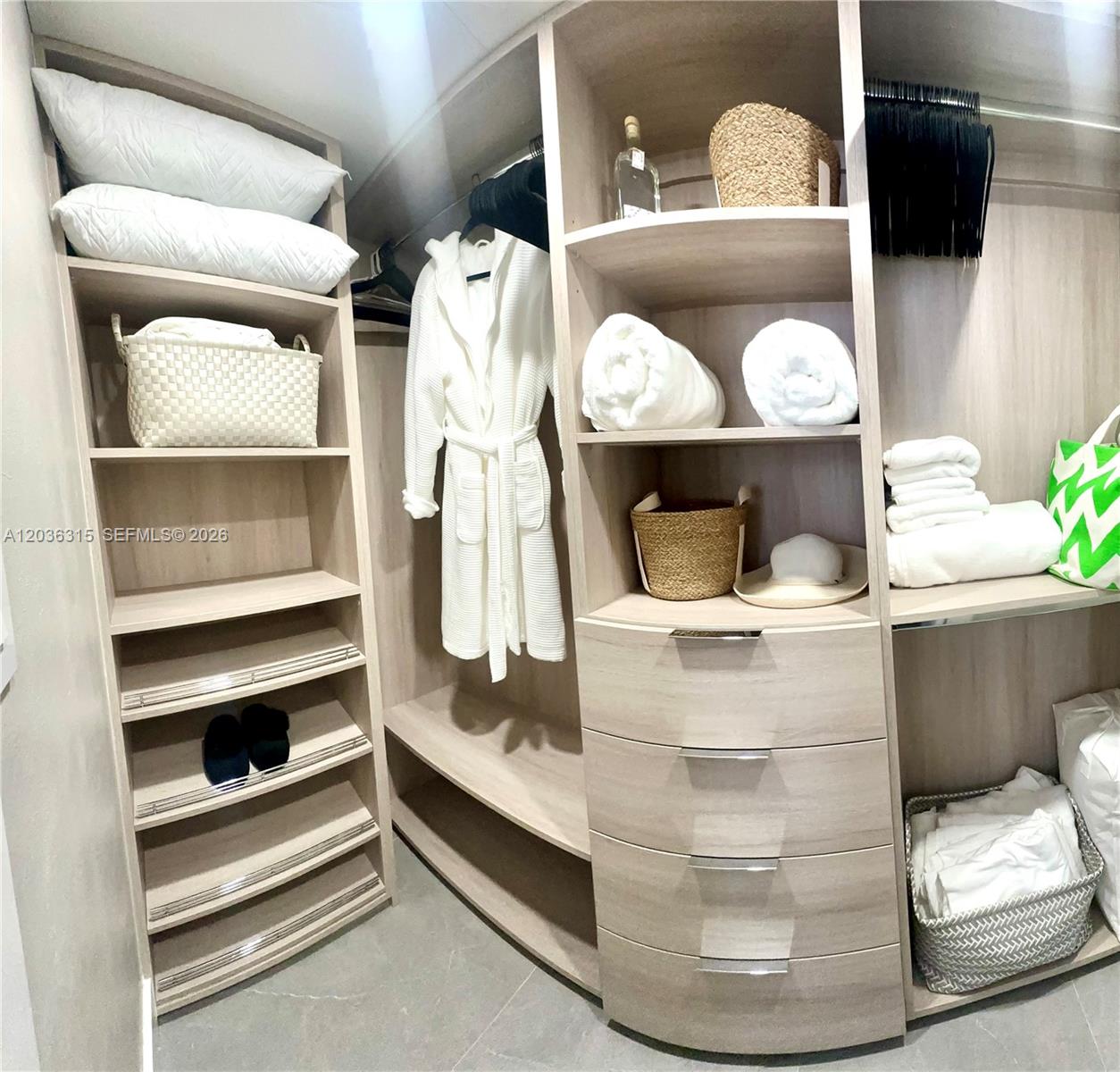 Ver detalles 8D 2 / 2 870 sq. ft. $ 2026-06-12 0 foto
