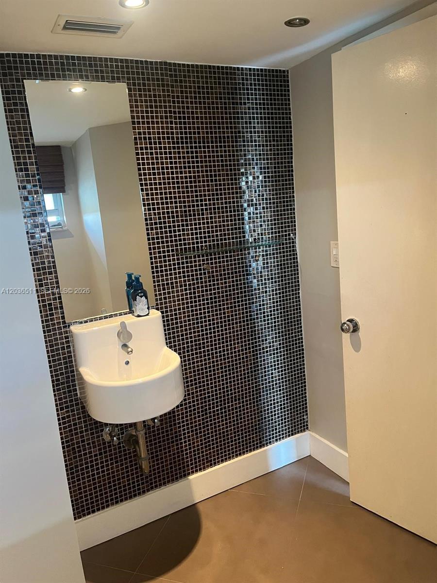 Ver detalles 700-1 1 / 2 1090 sq. ft. $ 2026-06-12 0 foto