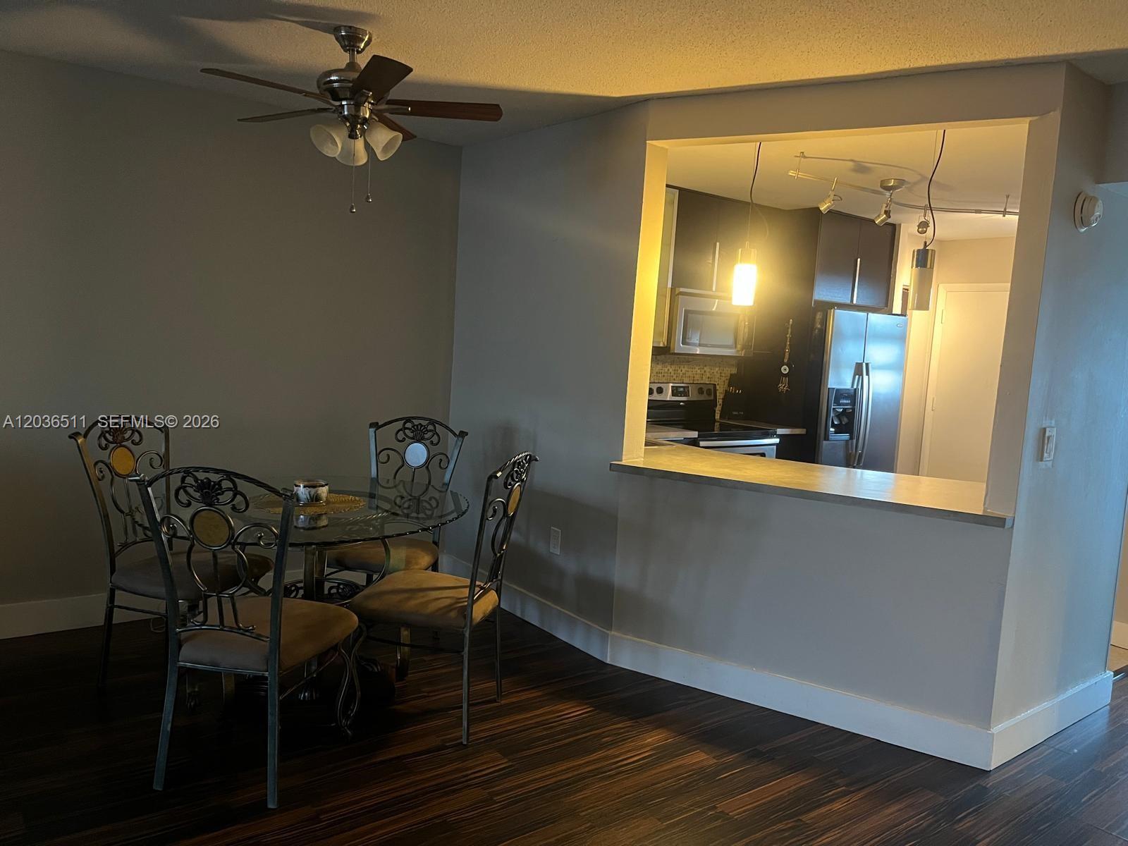 Ver detalles 700-1 1 / 2 1090 sq. ft. $ 2026-06-12 0 foto