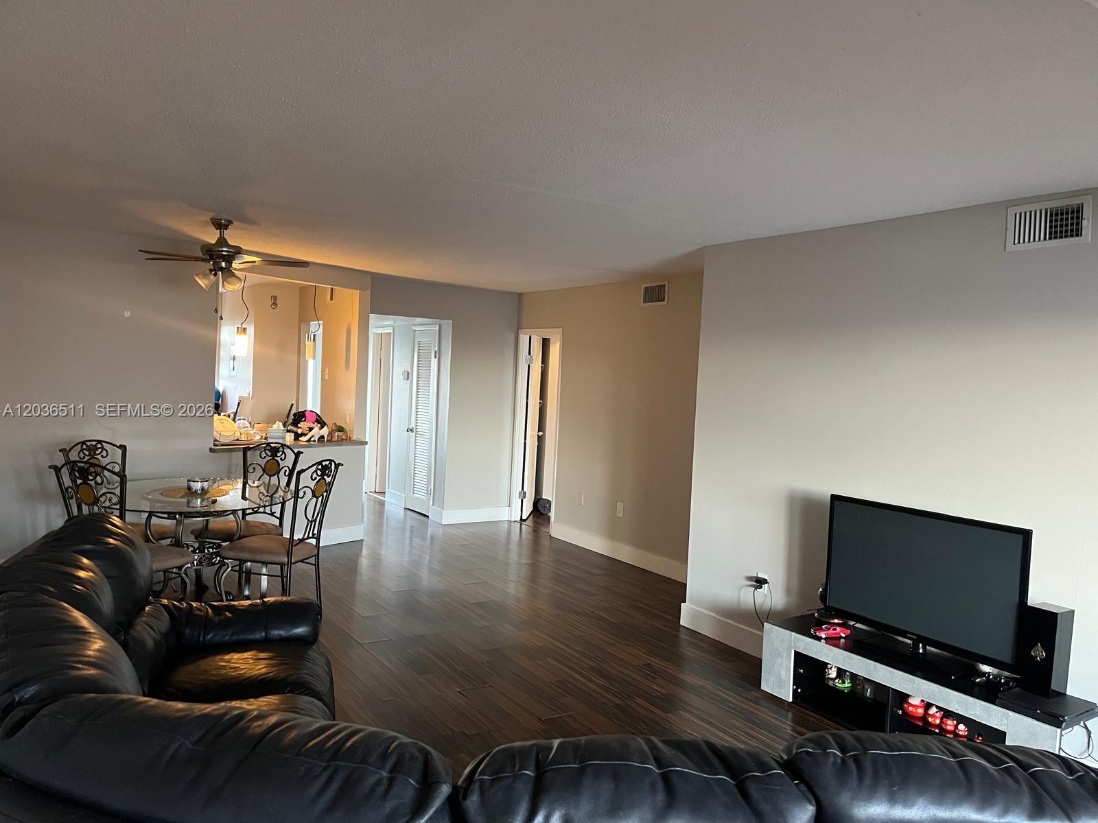 Ver detalles 700-1 1 / 2 1090 sq. ft. $ 2026-06-12 0 foto