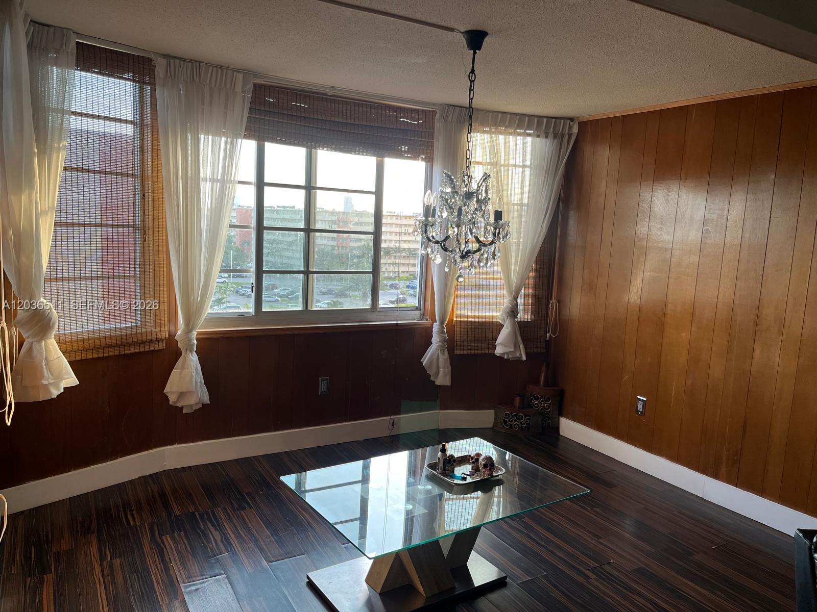 Ver detalles 700-1 1 / 2 1090 sq. ft. $ 2026-06-12 0 foto