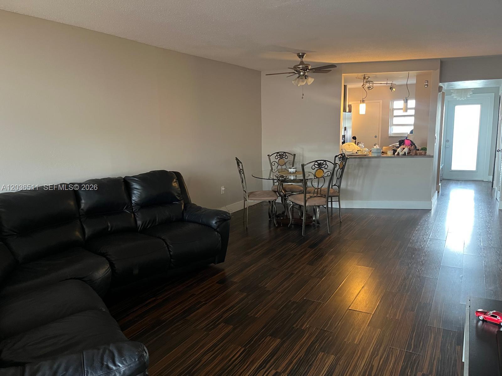 Ver detalles 700-1 1 / 2 1090 sq. ft. $ 2026-06-12 0 foto