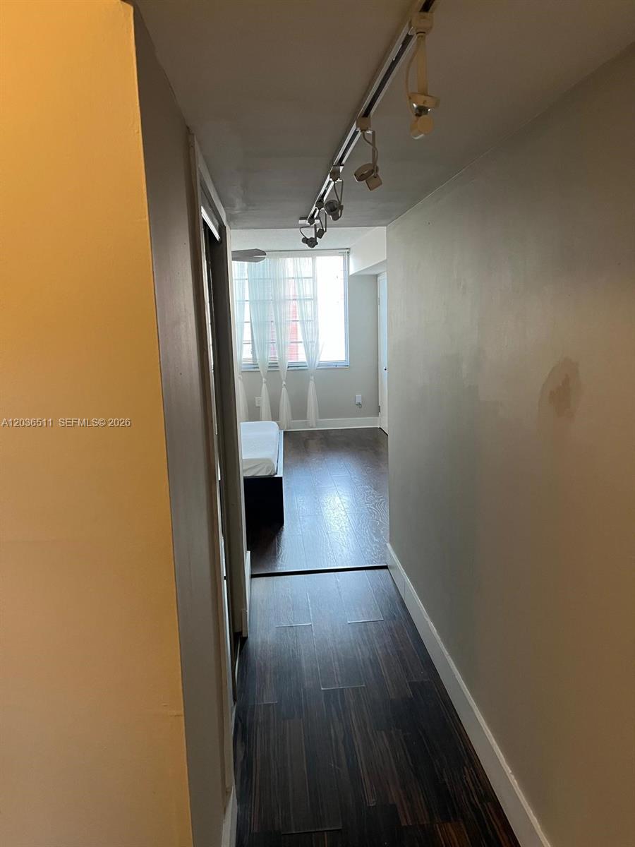 Ver detalles 700-1 1 / 2 1090 sq. ft. $ 2026-06-12 0 foto
