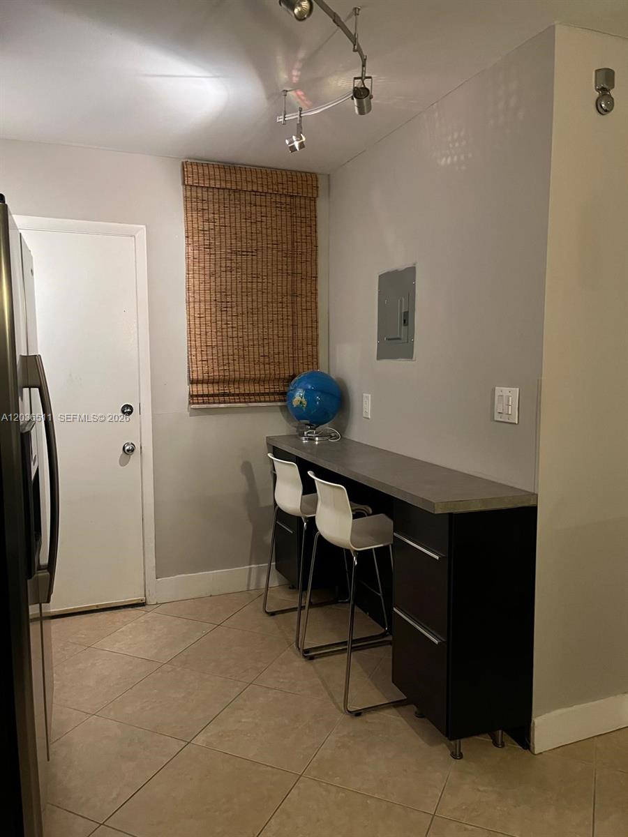 Ver detalles 700-1 1 / 2 1090 sq. ft. $ 2026-06-12 0 foto