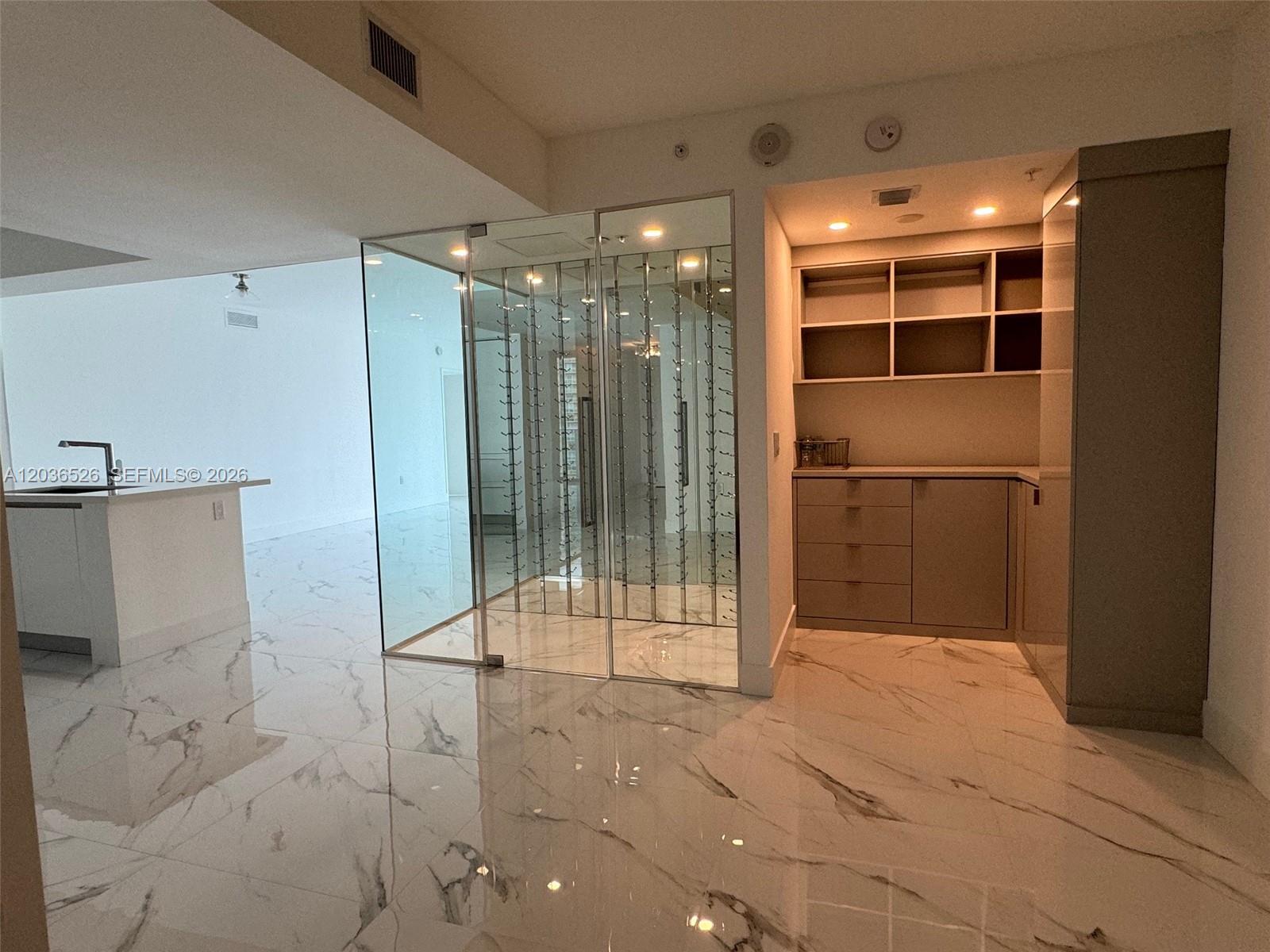 Ver detalles 5-1003 3 / 3 1524 sq. ft. $ 2026-06-13 0 foto
