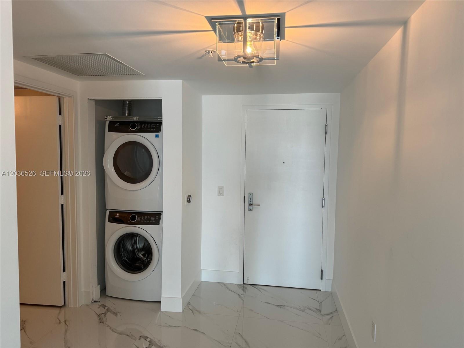 Ver detalles 5-1003 3 / 3 1524 sq. ft. $ 2026-06-13 0 foto