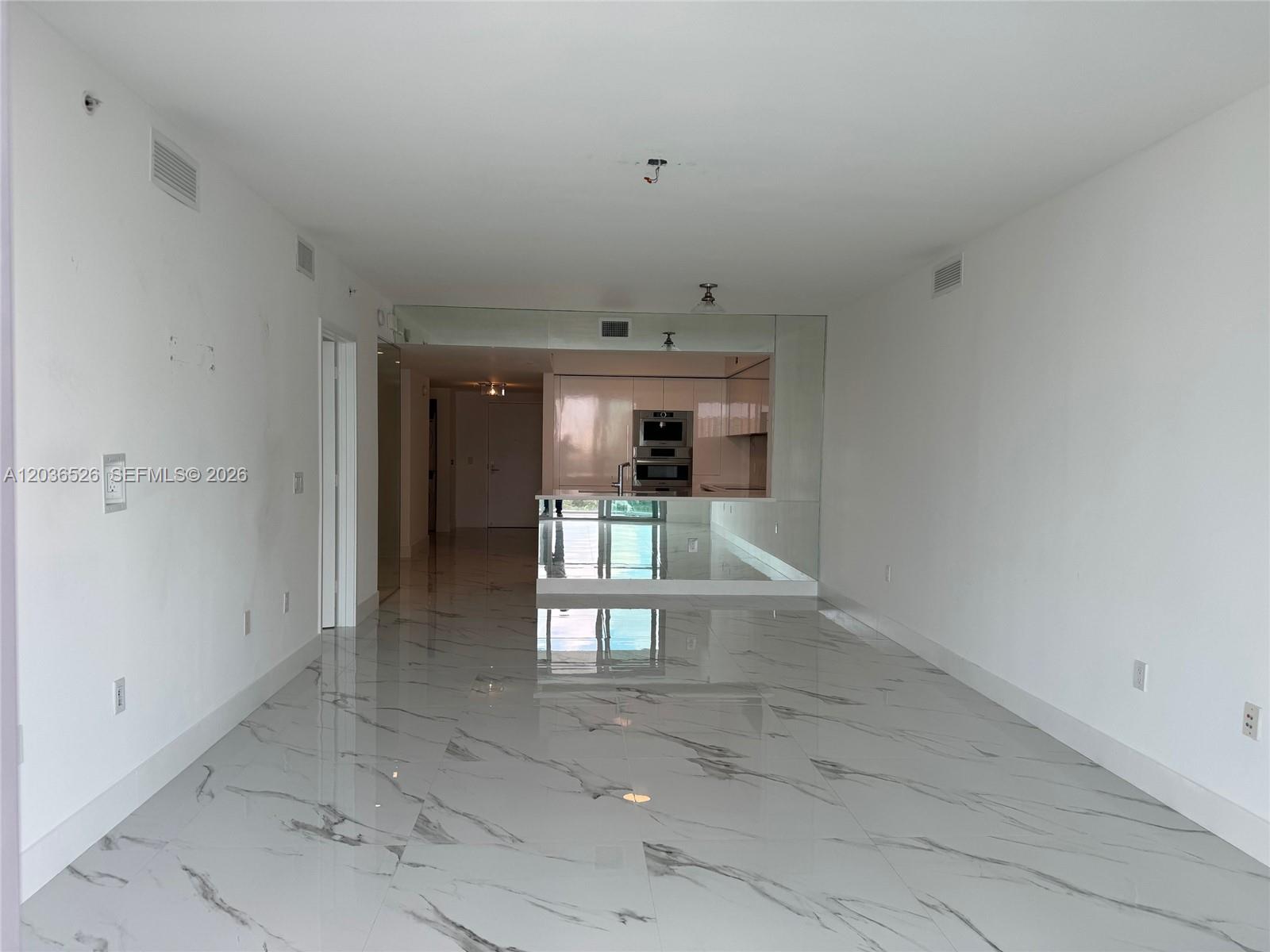 Ver detalles 5-1003 3 / 3 1524 sq. ft. $ 2026-06-13 0 foto
