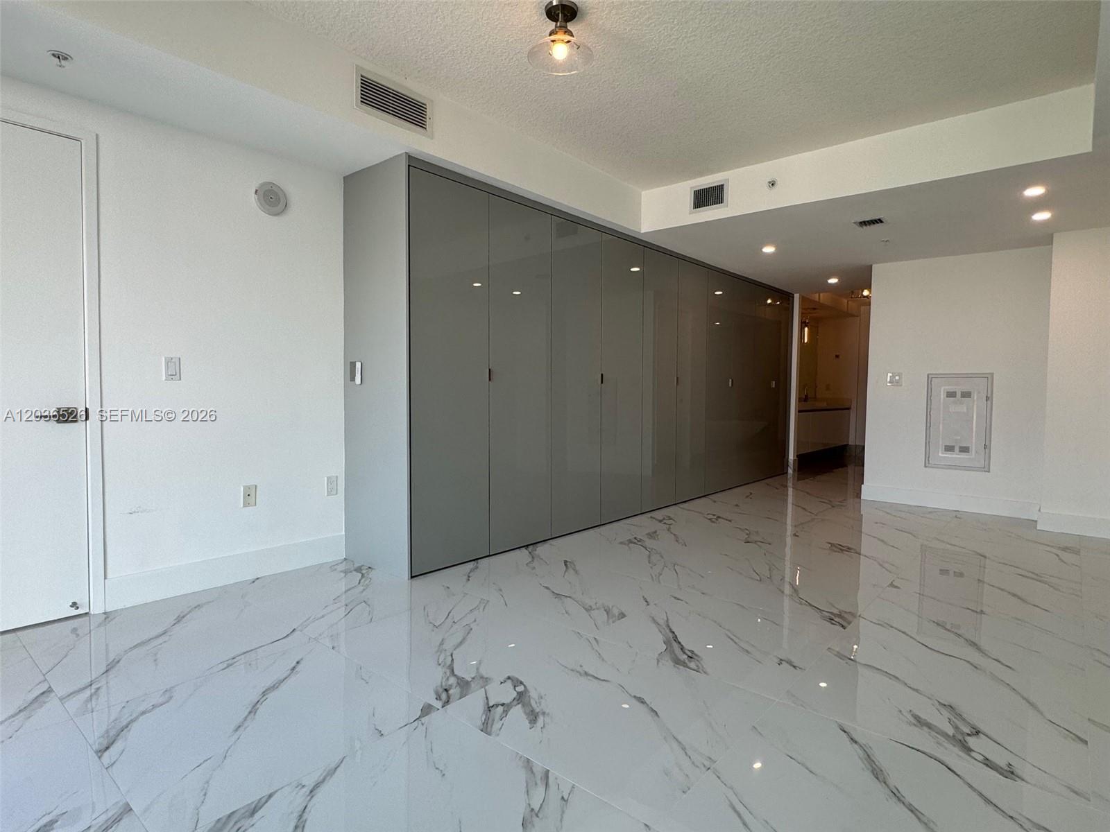 Ver detalles 5-1003 3 / 3 1524 sq. ft. $ 2026-06-13 0 foto
