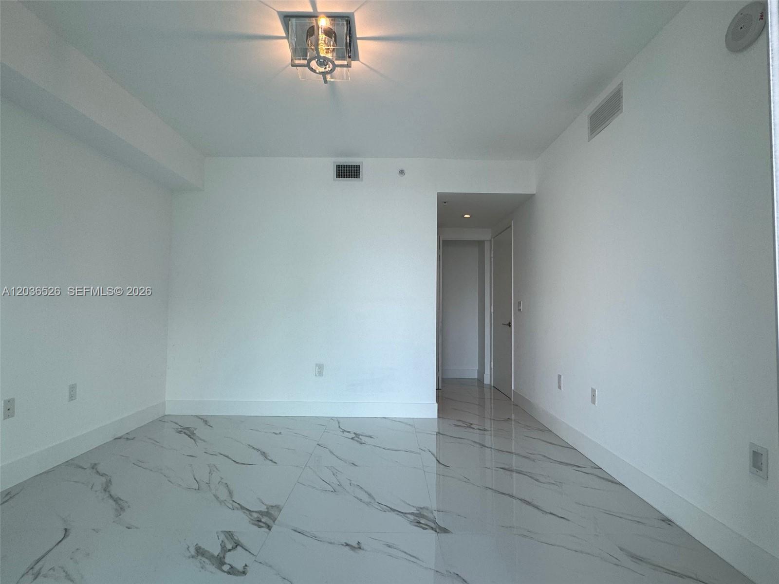 Ver detalles 5-1003 3 / 3 1524 sq. ft. $ 2026-06-13 0 foto