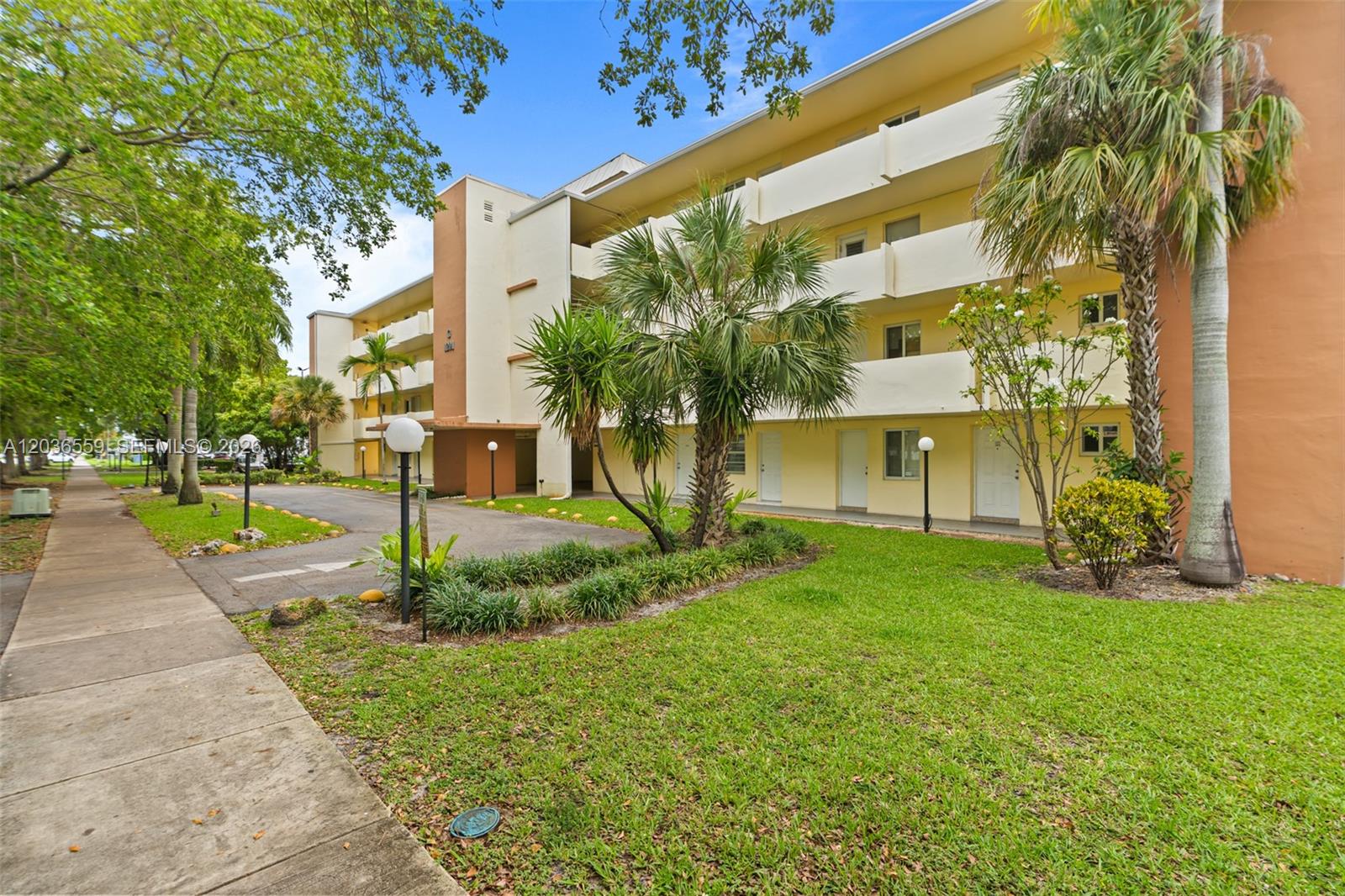 Ver detalles G219 2 / 2 1156 sq. ft. $ 2026-06-13 0 foto