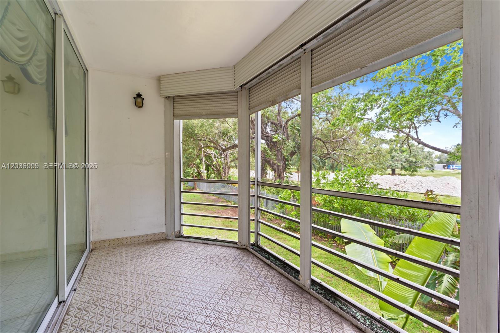 Ver detalles G219 2 / 2 1156 sq. ft. $ 2026-06-13 0 foto