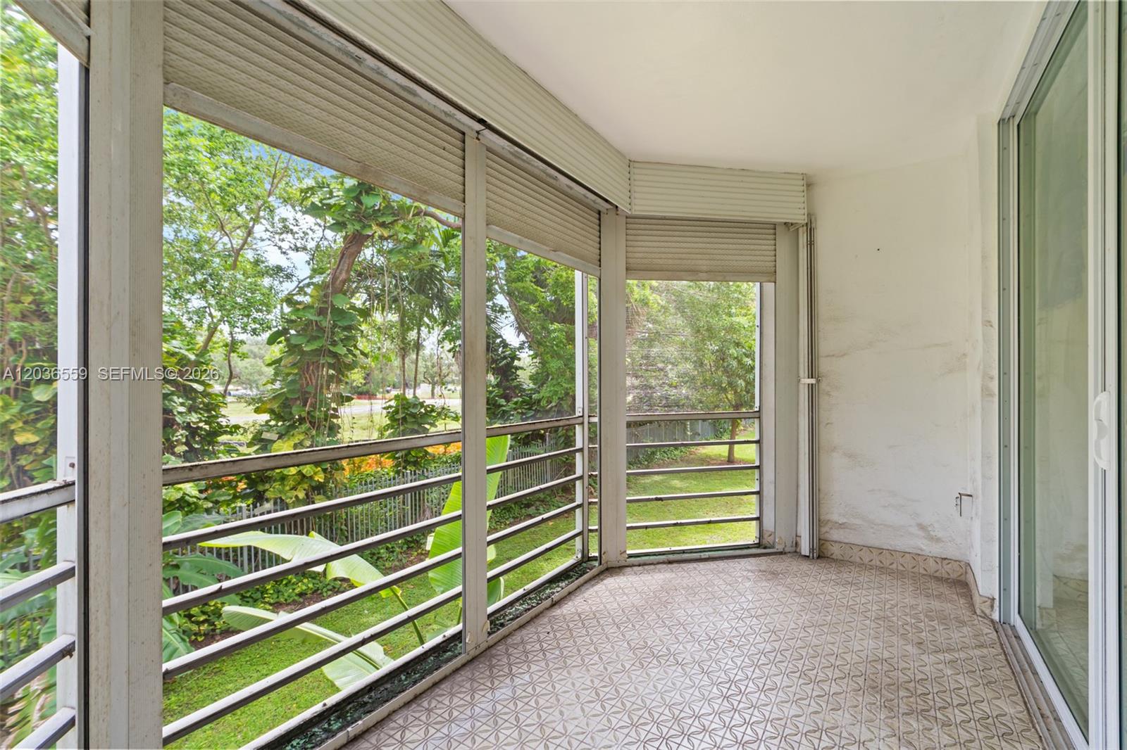 Ver detalles G219 2 / 2 1156 sq. ft. $ 2026-06-13 0 foto
