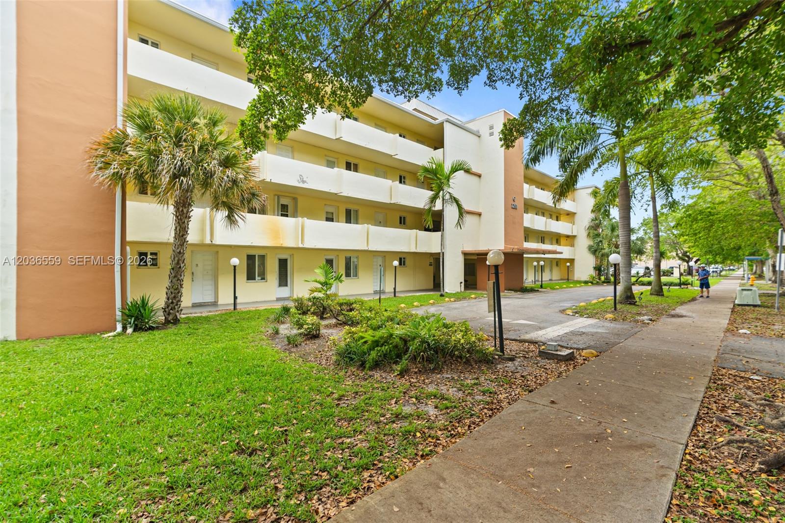 Ver detalles G219 2 / 2 1156 sq. ft. $ 2026-06-13 0 foto