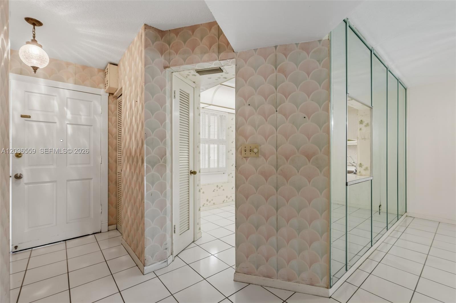 Ver detalles G219 2 / 2 1156 sq. ft. $ 2026-06-13 0 foto