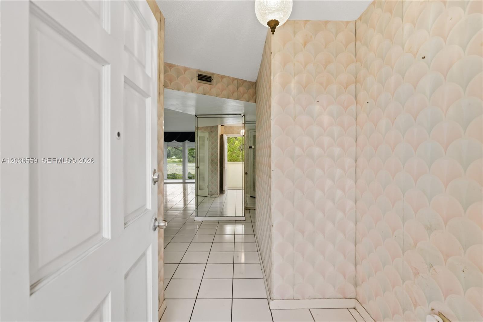 Ver detalles G219 2 / 2 1156 sq. ft. $ 2026-06-13 0 foto