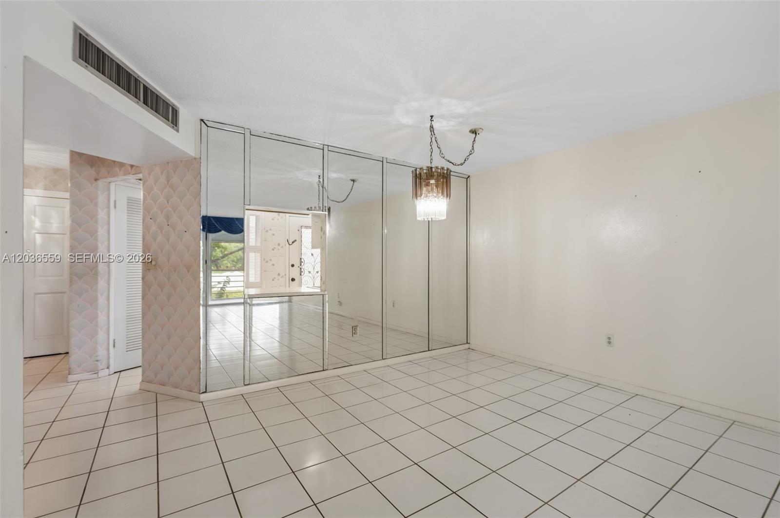 Ver detalles G219 2 / 2 1156 sq. ft. $ 2026-06-13 0 foto