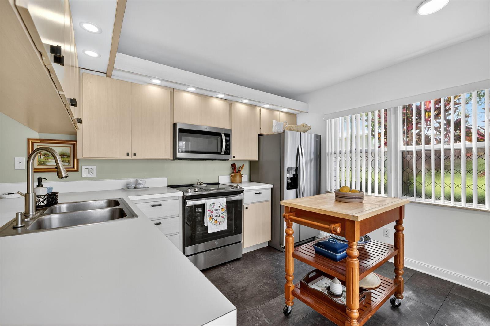 2433 2 /  1374 sq. ft. $ 2026-06-22 0 foto