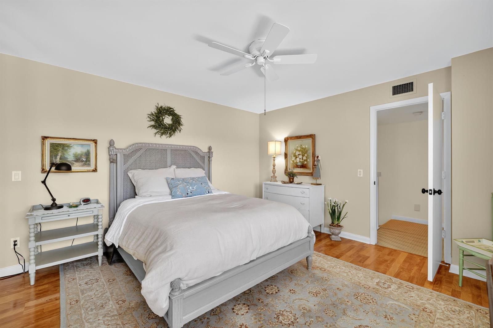 2433 2 /  1374 sq. ft. $ 2026-06-22 0 foto