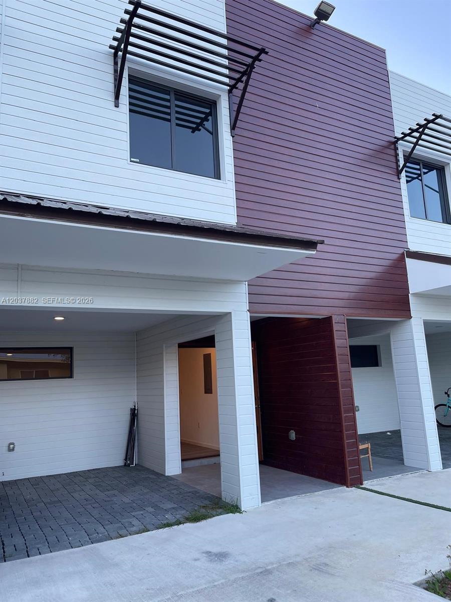 916 3 / 3 1236 sq. ft. $ 2026-06-16 0 Photo