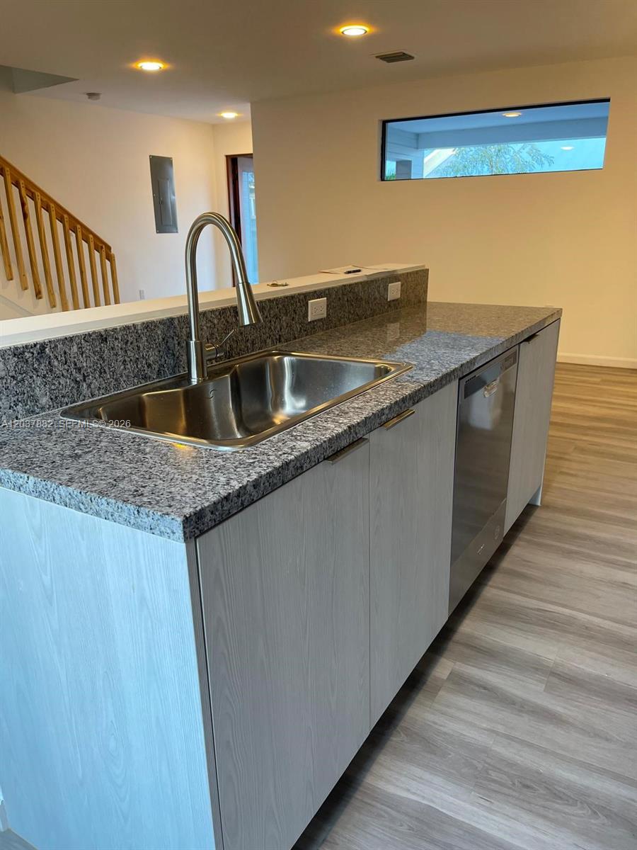 916 3 / 3 1236 sq. ft. $ 2026-06-16 0 Photo