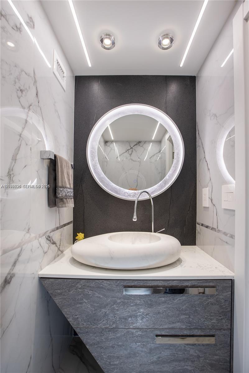 Photo of 2030 Ocean Dr #2127, Hallandale Beach, Florida, 33009 - Guest Bathroom