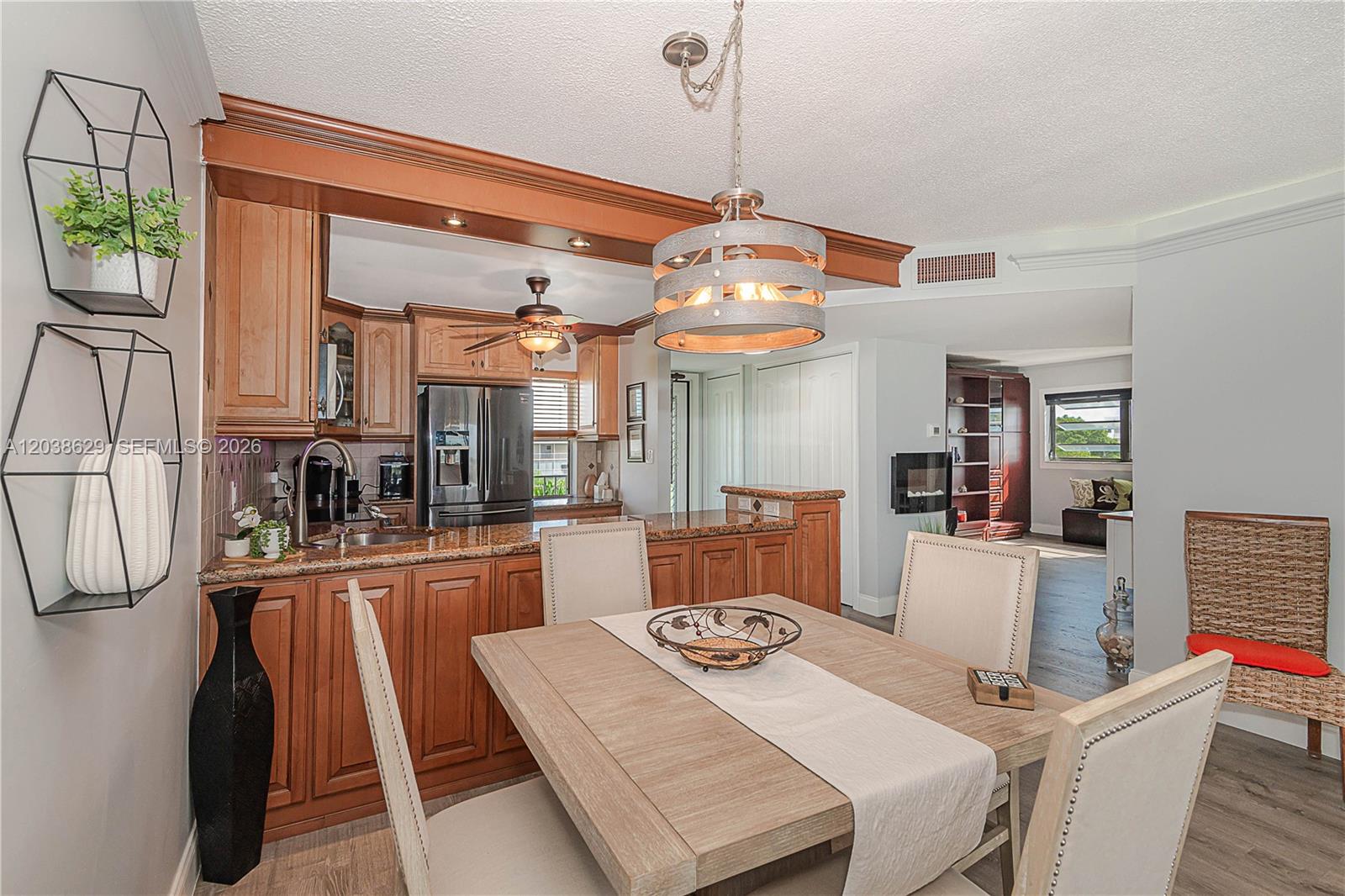 501 2 / 2 992 sq. ft. $ 2026-06-17 0 foto