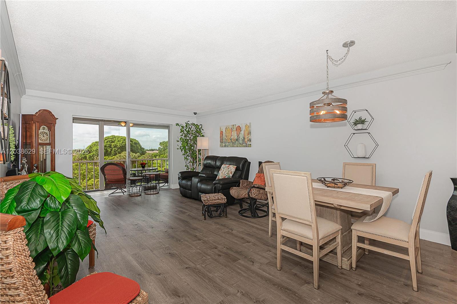 501 2 / 2 992 sq. ft. $ 2026-06-17 0 foto