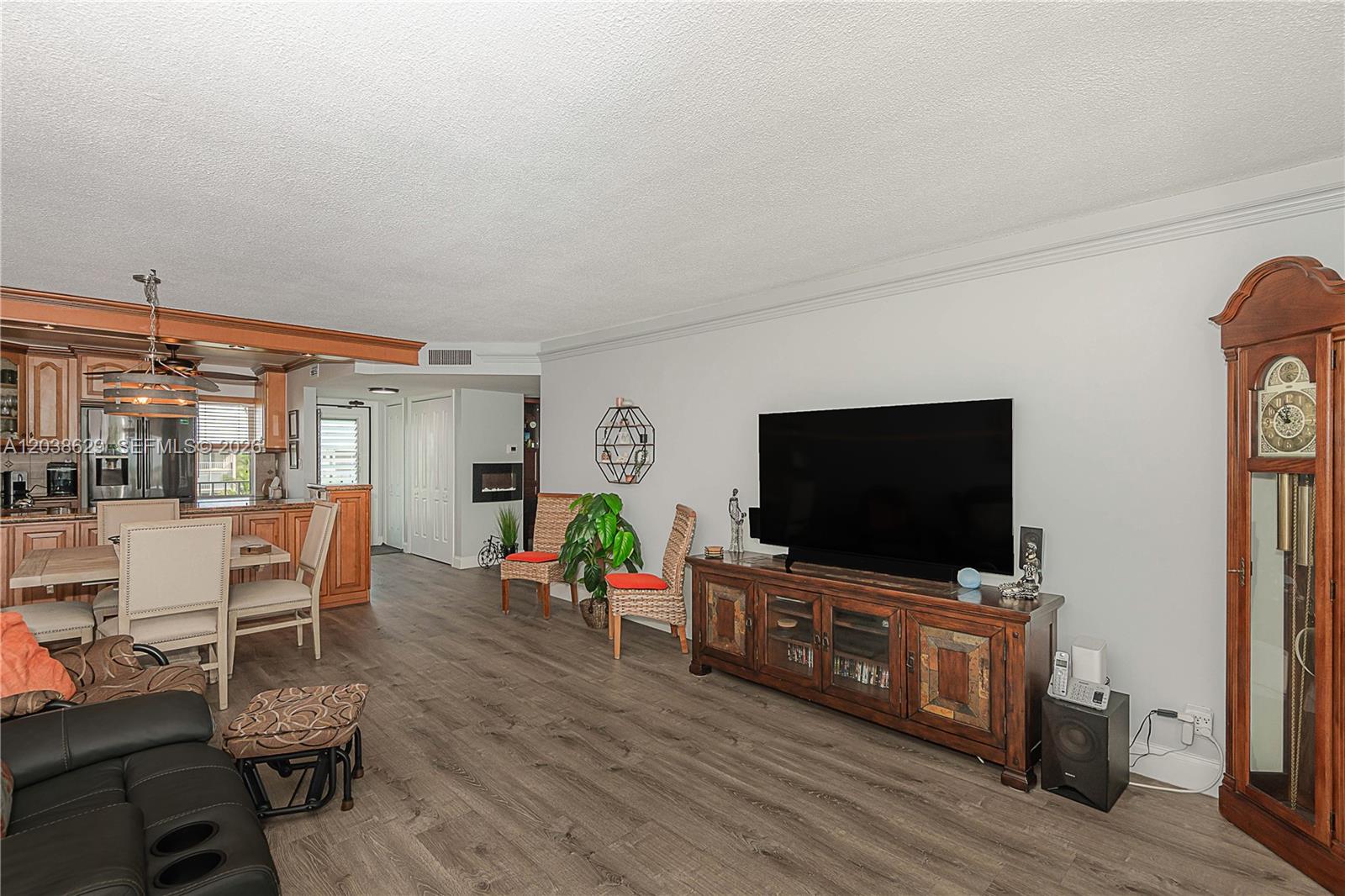 501 2 / 2 992 sq. ft. $ 2026-06-17 0 foto