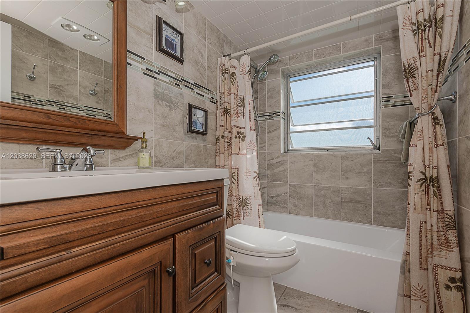 501 2 / 2 992 sq. ft. $ 2026-06-17 0 foto