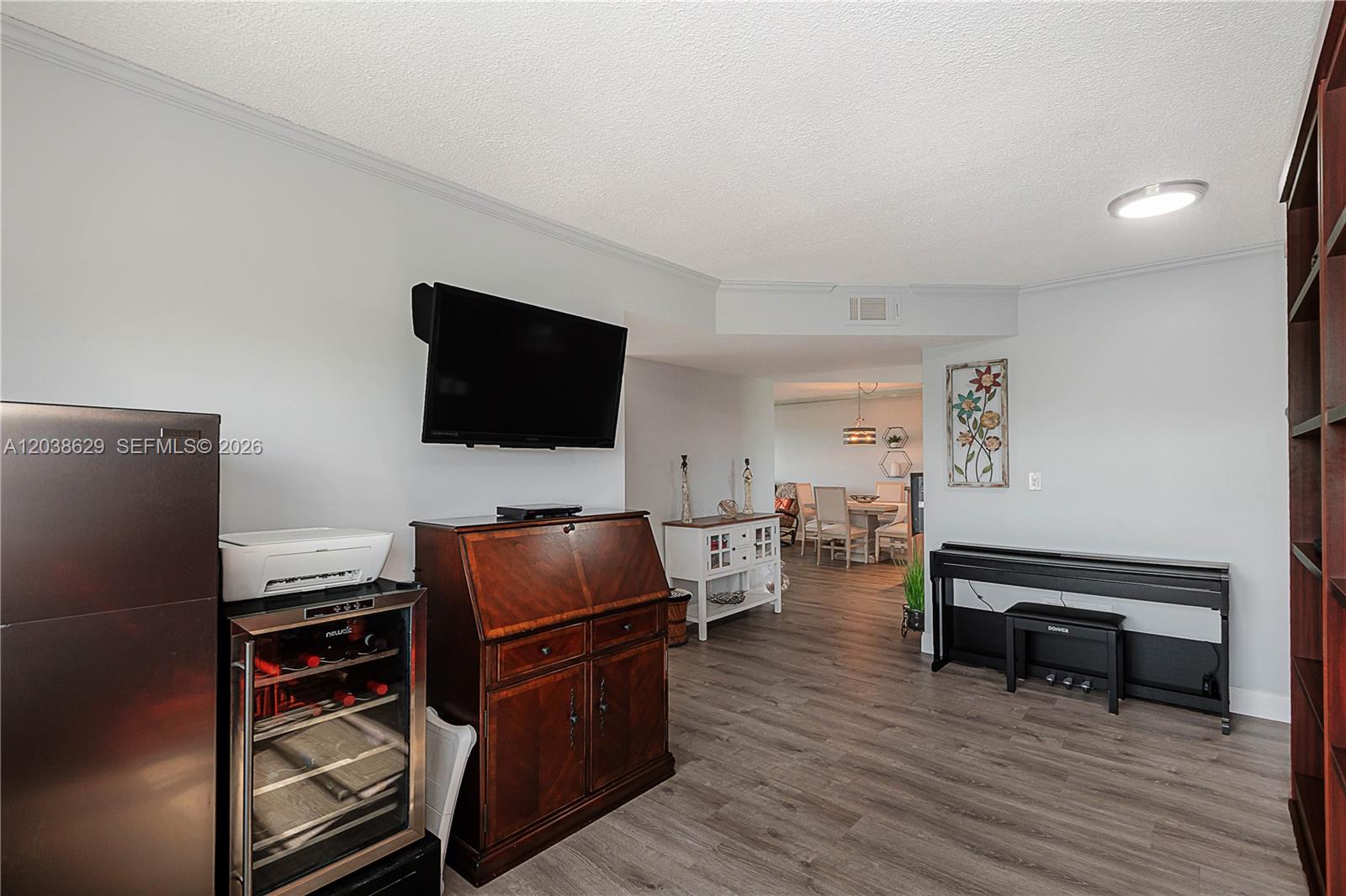 501 2 / 2 992 sq. ft. $ 2026-06-17 0 foto
