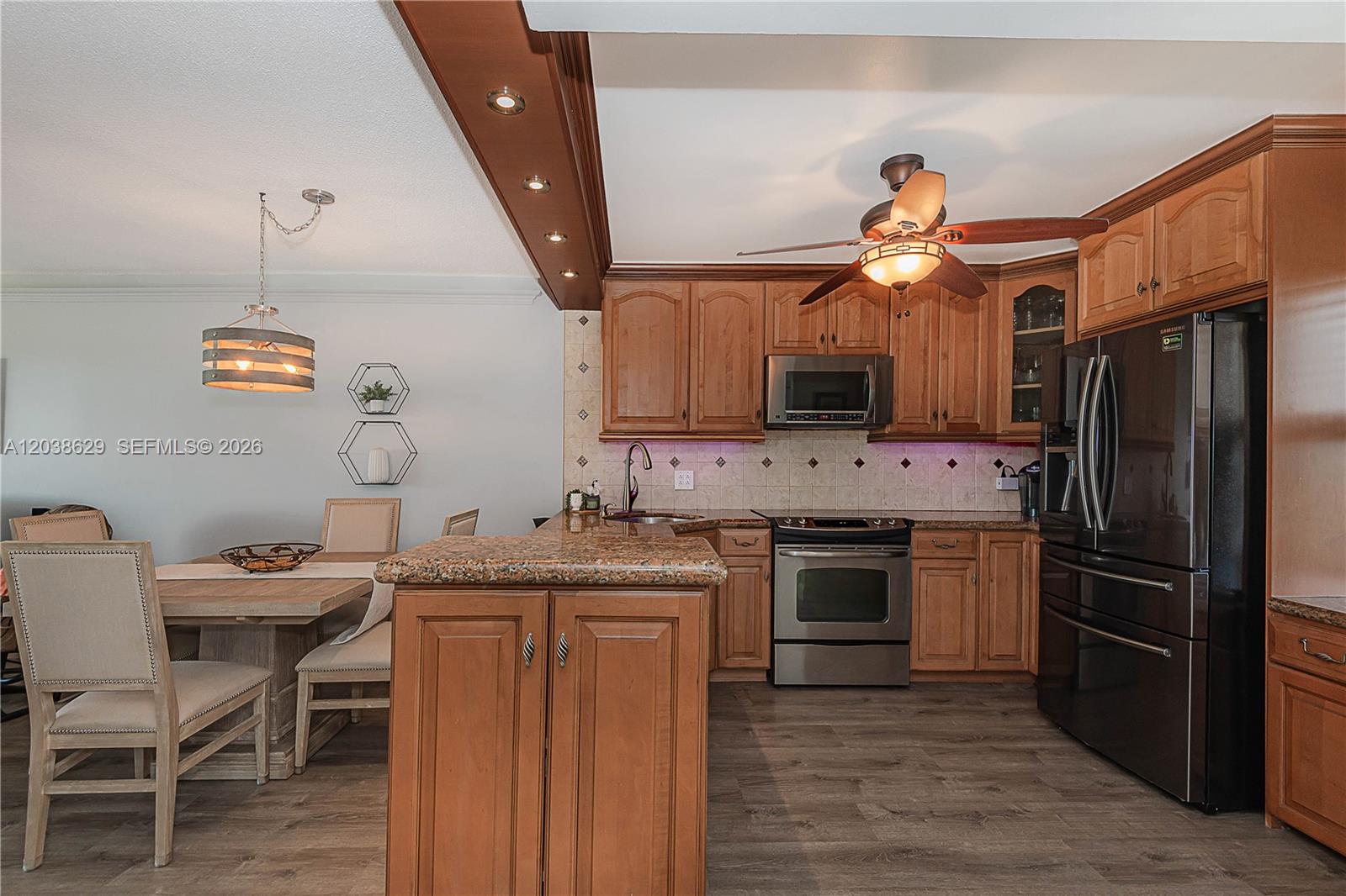 501 2 / 2 992 sq. ft. $ 2026-06-17 0 foto