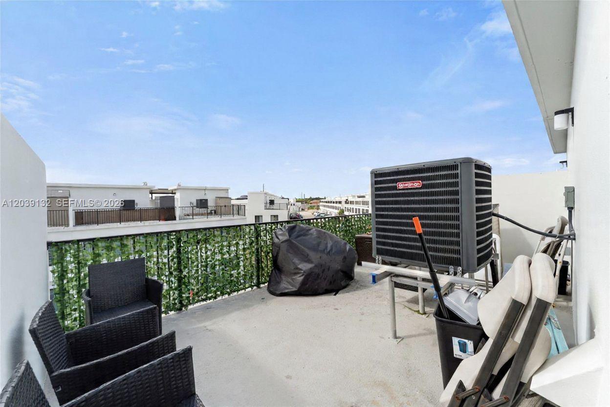 Ver detalles 14590 4 / 4 1398 sq. ft. $ 2026-07-07 0 foto