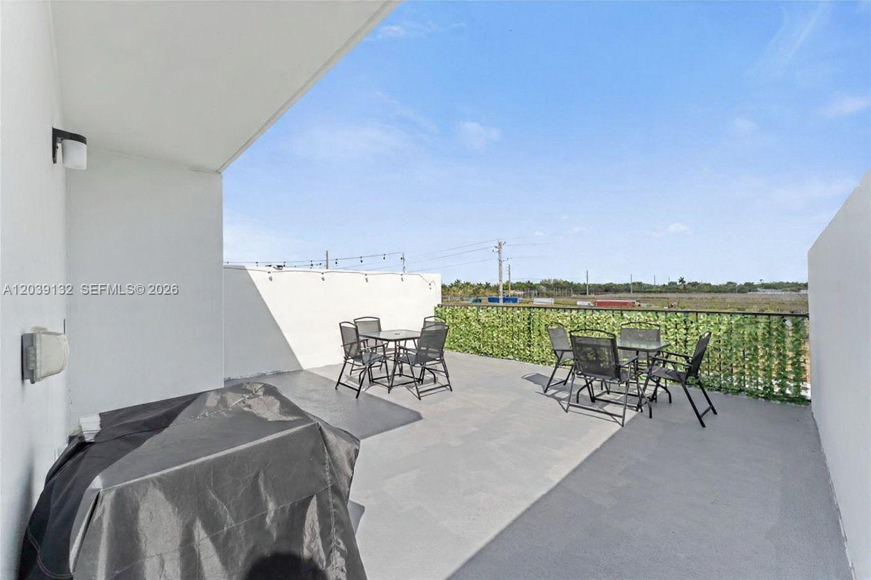 Ver detalles 14590 4 / 4 1398 sq. ft. $ 2026-07-07 0 foto